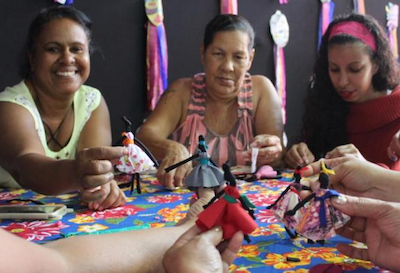 Oficina de bonecas de pano leva debate racial para o Cras Independência