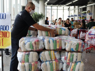 Prefeitura entrega mais de 1 milhão de cestas básicas